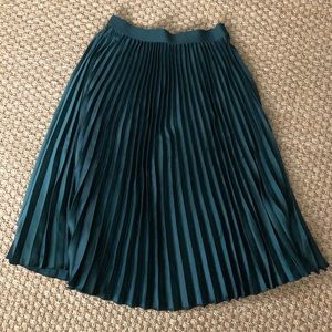 H&M knee length pleated teal skirt